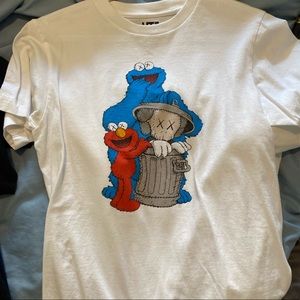 7 KAWS X Uniqlo Tshirts (LOT OF 7)